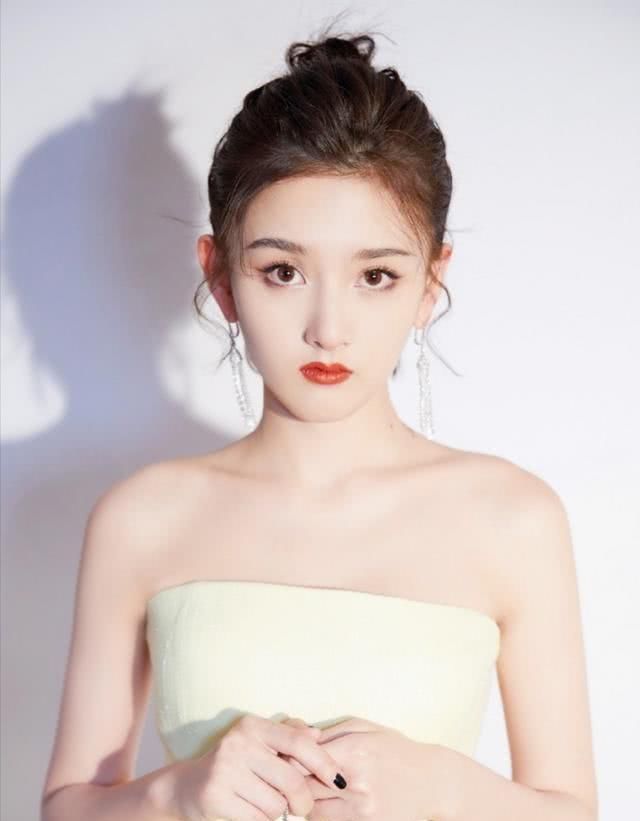 『脸上』女生脸上有这4个“特征”,很容易招惹异性中两个真的很少见