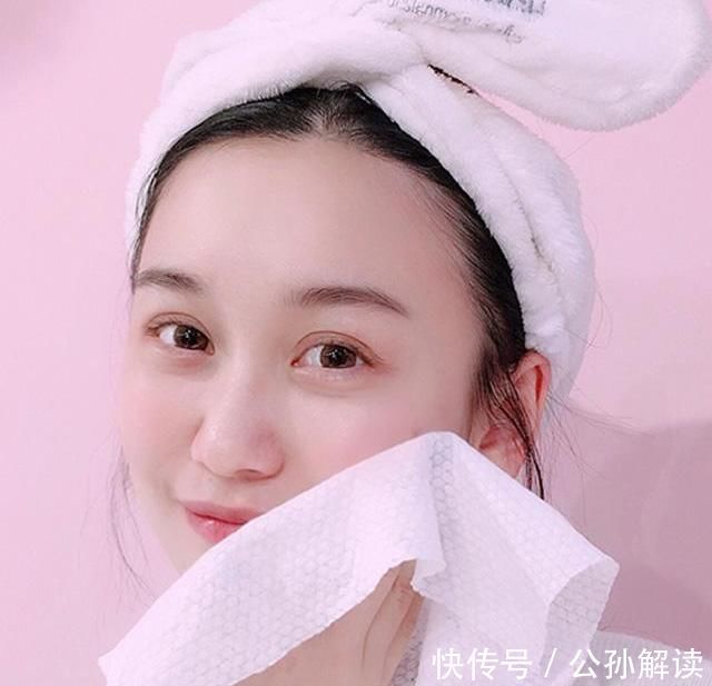 「不见」女孩子洗脸只要做对这4点,皮肤就会越来越水润,毛孔都不见了
