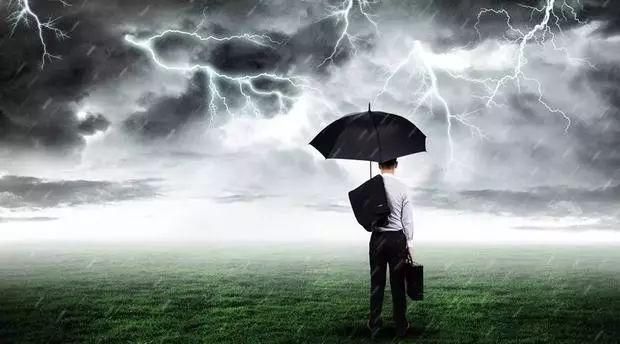 面对中年危机，你必须要知道这三座理财“金字塔”