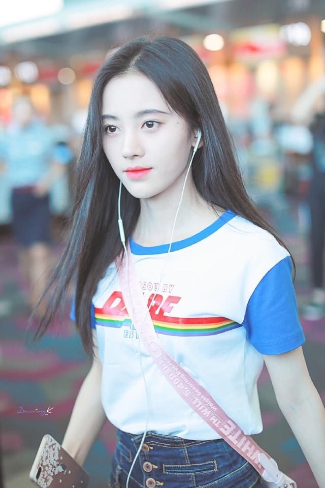 鞠婧祎身穿高腰牛仔短裤短到尽头,黑色打底裤都漏出来了