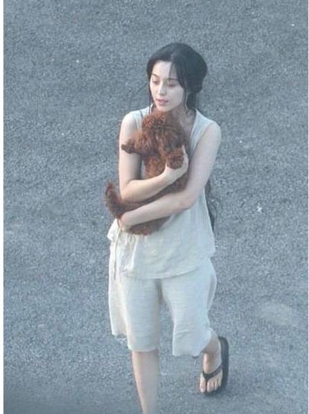 女星穿睡衣出门：杨幂可爱，范冰冰素颜，而她却像一个“老大妈”