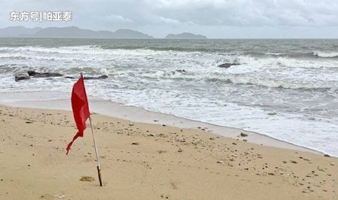 泰国达叻海滩竖红旗禁止下水