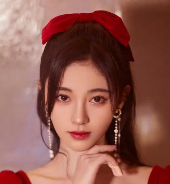鞠婧祎穿仙女裙上台表演,肩带不小心滑落险些走光 风格偶像 图6