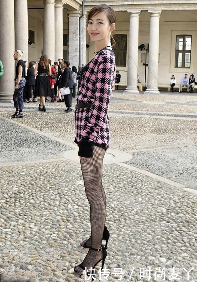 王丽坤真猛！脚踩12cm细针跟也敢出街，脚尖脚背垂成一条直线！