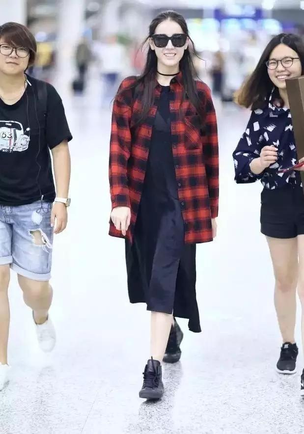 胯宽这样穿真的伤不起！杨幂都没办法拯救迪丽热巴了！