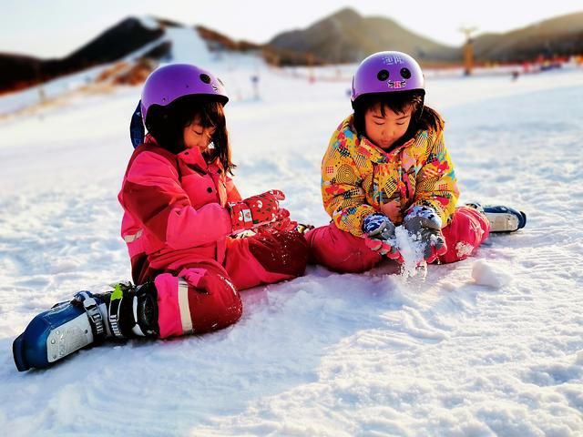 世界冠军李妮娜打卡平谷东高村镇 见证冰雪季开幕