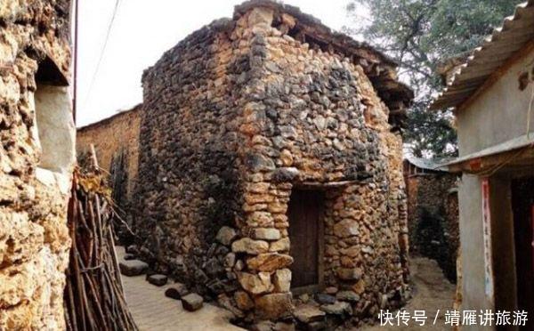 云南一座古村，房屋用3亿年前的化石砌成，无数游客慕名而来