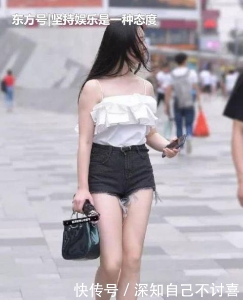  【气质】街拍：倾城倾国的小姐姐，一条白色的露肩连衣裙，时尚女神气质范
