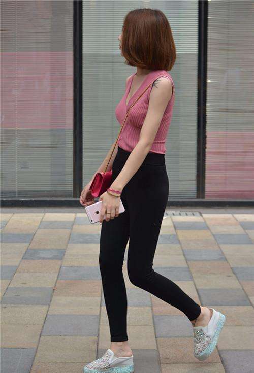 都市时尚：美女上身丰满下身紧, 一条紧身裤穿出完美的筷子腿