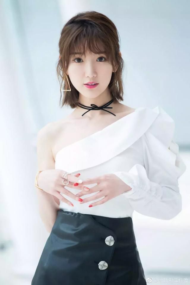 解锁天鹅颈，靠穿衣也能有!试试吴宣仪宋茜的“秀肤”穿搭