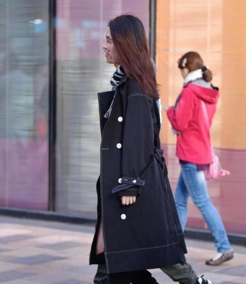  『气质』养眼女神街拍：肤如凝脂的美女，一件黑色背心配白色长裙，时尚气质女人味