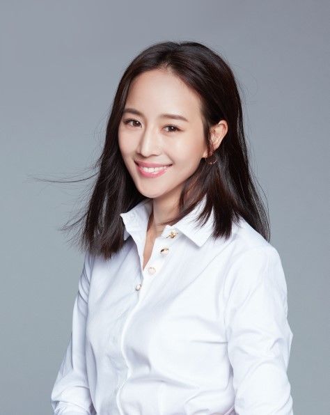 张钧宁裙子两边用“一条布”遮住，群众:小姐姐越发的会撩人了!