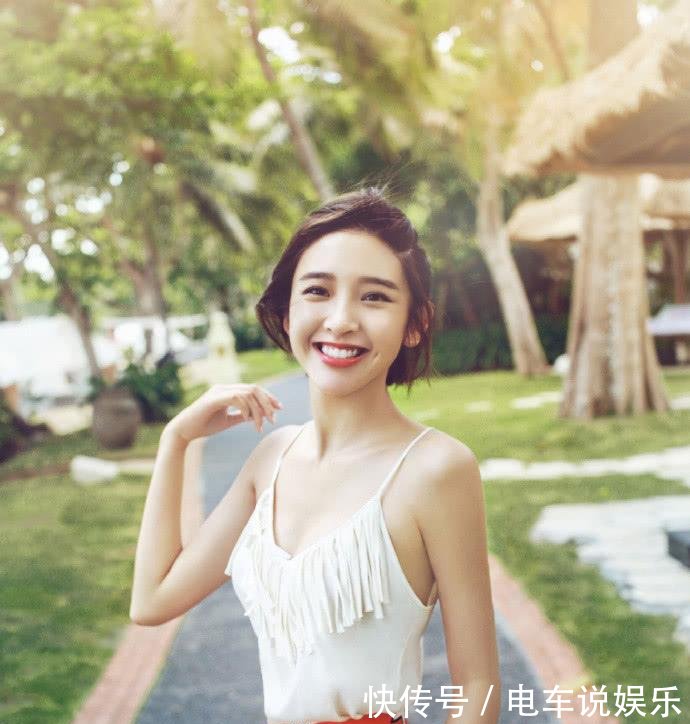 唐艺昕很惊艳了! 绣花衬衫中间开叉到肚脐眼, 网友: 这身材我服了