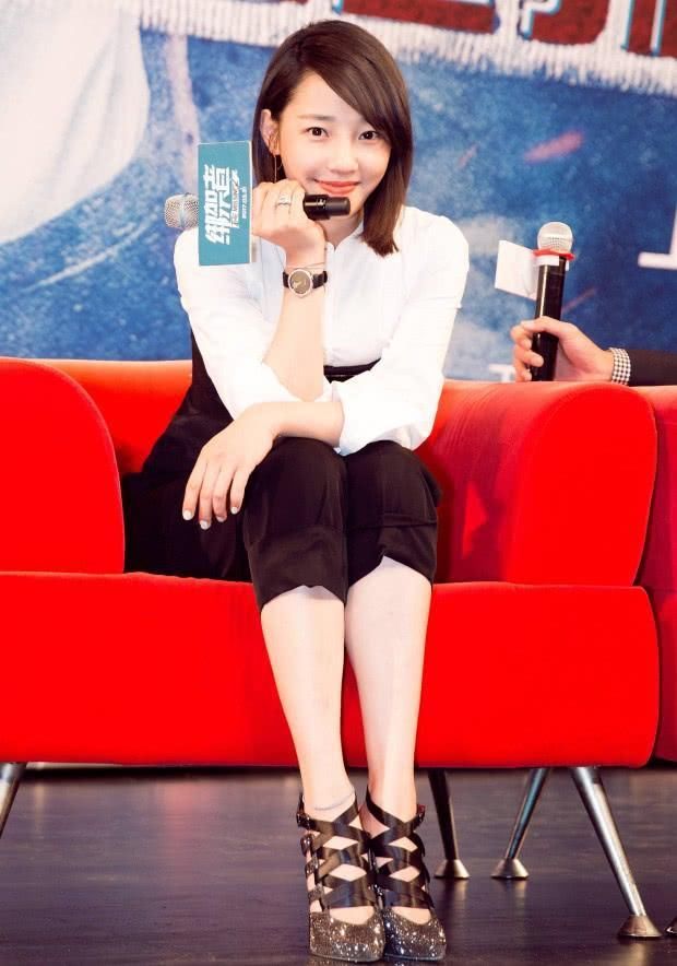 白百何换了发型效果比整容还好，一身黑白搭配简直年轻了10岁!