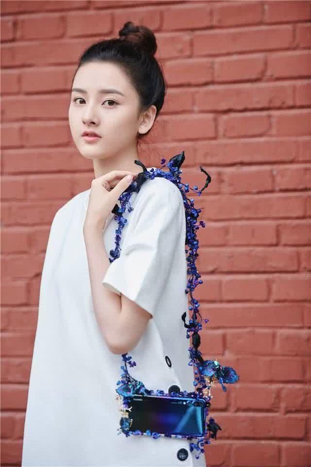 宋祖儿终于秀腿了，大长腿完败关晓彤，这才是货真价实的腿精!