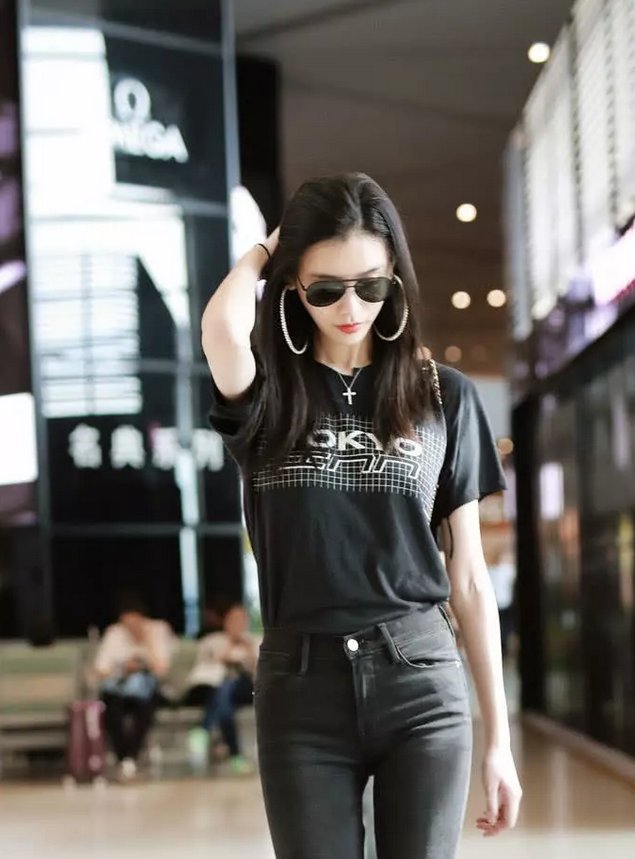 奚梦瑶把双腿塞进很窄的牛仔裤还能束衣服，网友:80斤有没有?