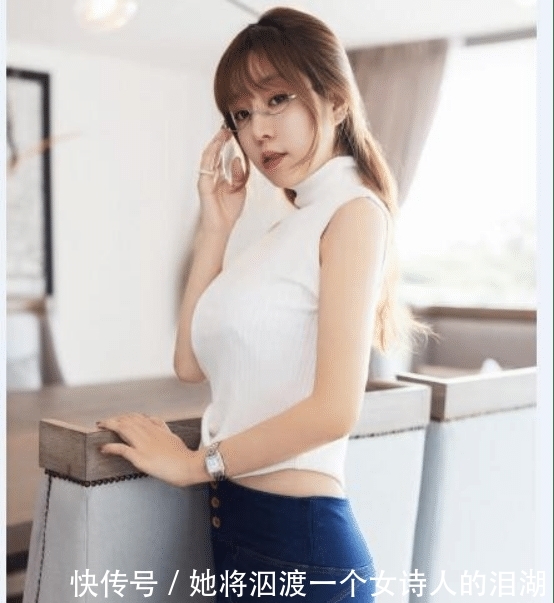 『气质』戴眼镜的潮流妹子,白色紧身衣搭配气质牛仔裤,对身材要求太高了