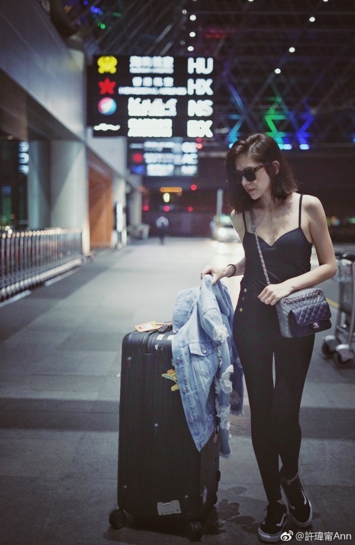 路人街拍,林心如好姐妹许玮甯晒靓照,深V吊带装大长腿很抢镜