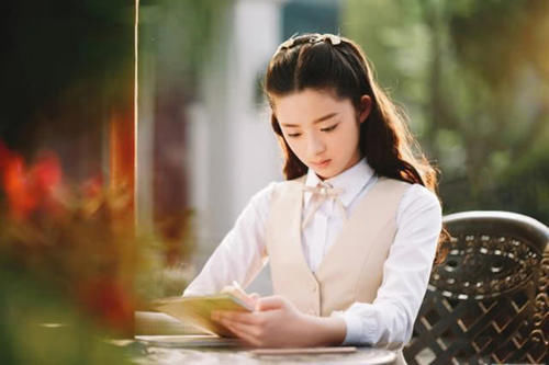「 童星」小学没毕业就被杨幂看中，可浓妆艳抹真的好吗，又一个童星被捧红