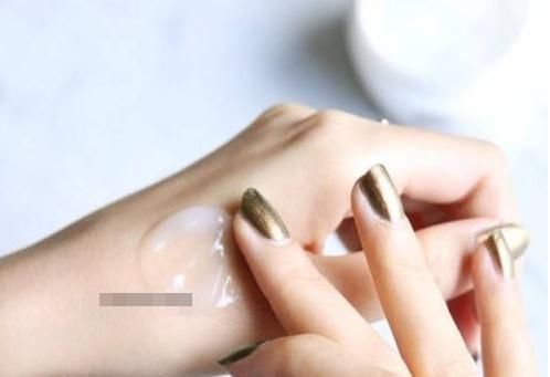  「错误的补水」3种不正确的保湿方法，女人尽可能绕开，特别是第二种，将会让肌肤老得快