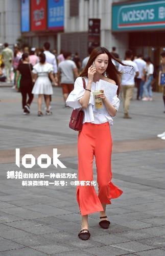 路人街拍：穿黑色吊带仙女裙的小姐姐，秀出美丽香肩十分养眼