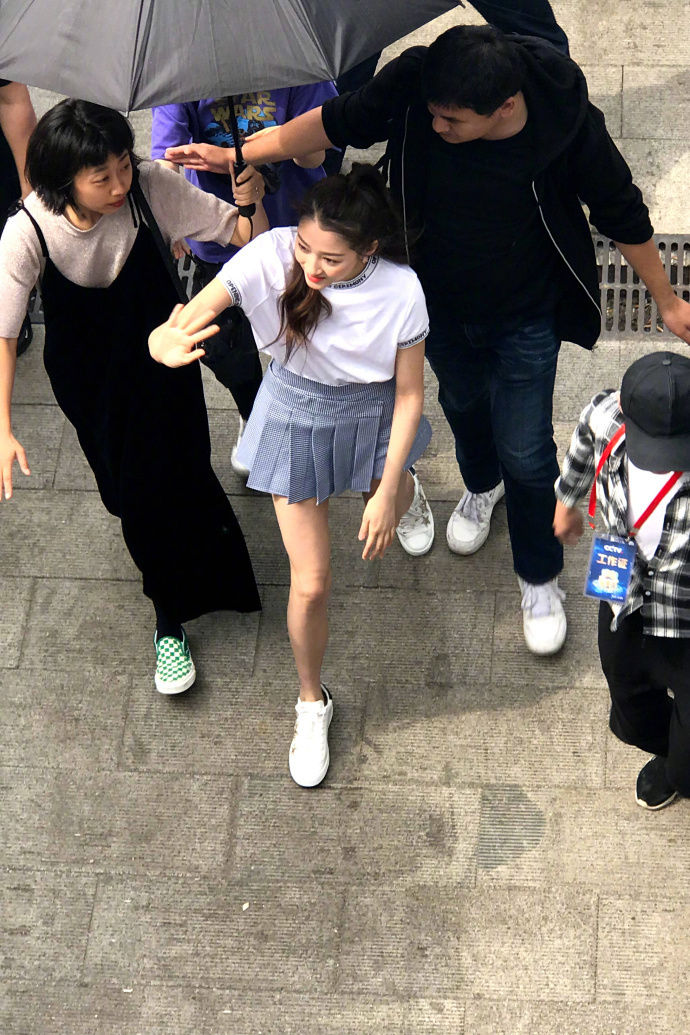 关晓彤短裙秀大美腿,路人下高位视角都这么长