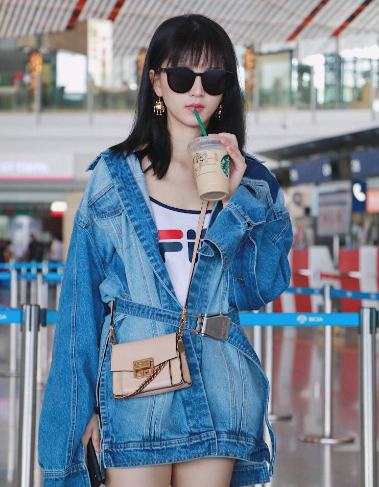 把牛仔外套当裙子穿的黄灿灿，校花变“坏姑娘”!