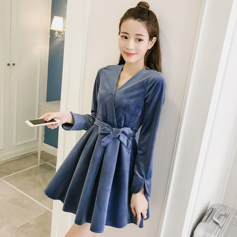 初秋温差有点大，别穿吊带裙了!初秋新款长袖裙，又美又嫩