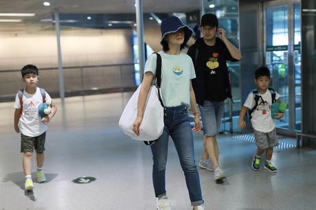 『 卡通』卡通t恤尽显潮范,穿亲子装太温馨,沙溢胡可一家四口走机场