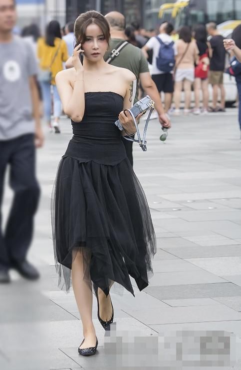  「位美女身」街拍：小姐姐身披黑色短款外套，内搭黑色针织修身T恤，美极了