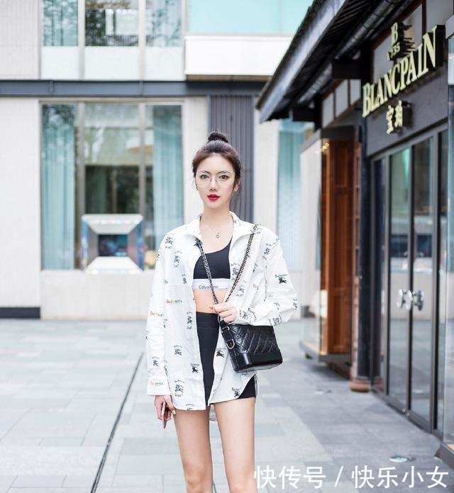 街拍穿纱裙上街的小姐姐，身材就是这么好，长腿完美自信！