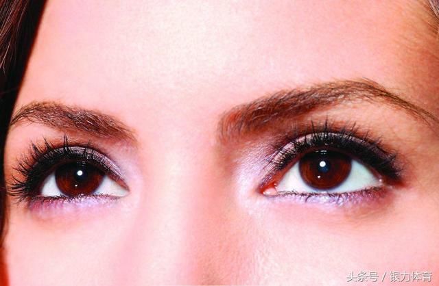 女人靠什么吸引男性的目光?