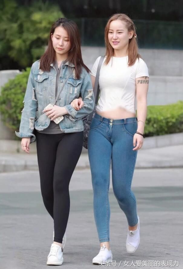 相比牛仔裤我更喜欢打底裤，不仅显身材而且让我的双腿看上去更长