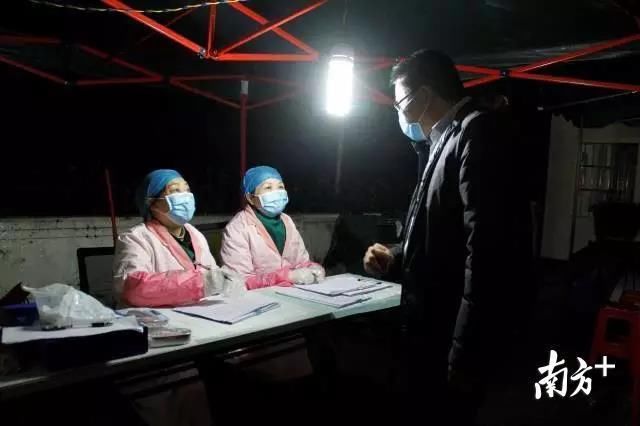  「领导」云浮市云城区领导凌晨冒雨慰问防疫一线值守人员