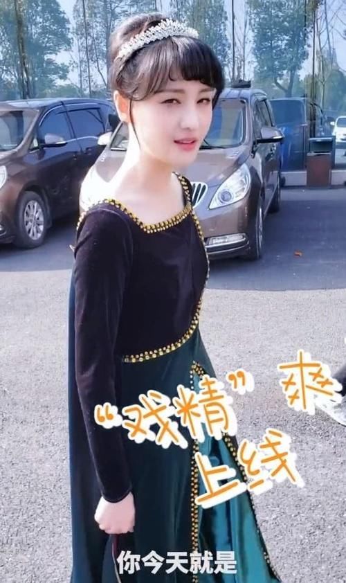  感觉■郑爽模仿鞠婧祎穿“横领礼服”，却因体型太瘦，穿出了洛丽塔风格