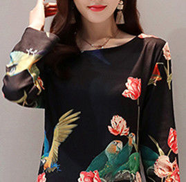 谁说6070后女人老?瞧瞧下图，52岁妈妈这打扮，年轻美的慌