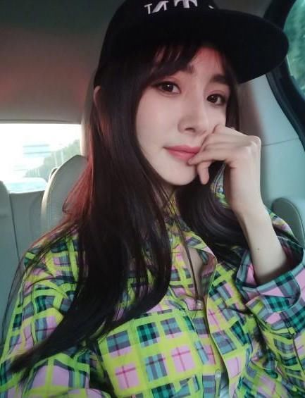 杨幂久违晒自拍，胸前纽扣忘系好，粉丝：纯属炒作，想避整容风波