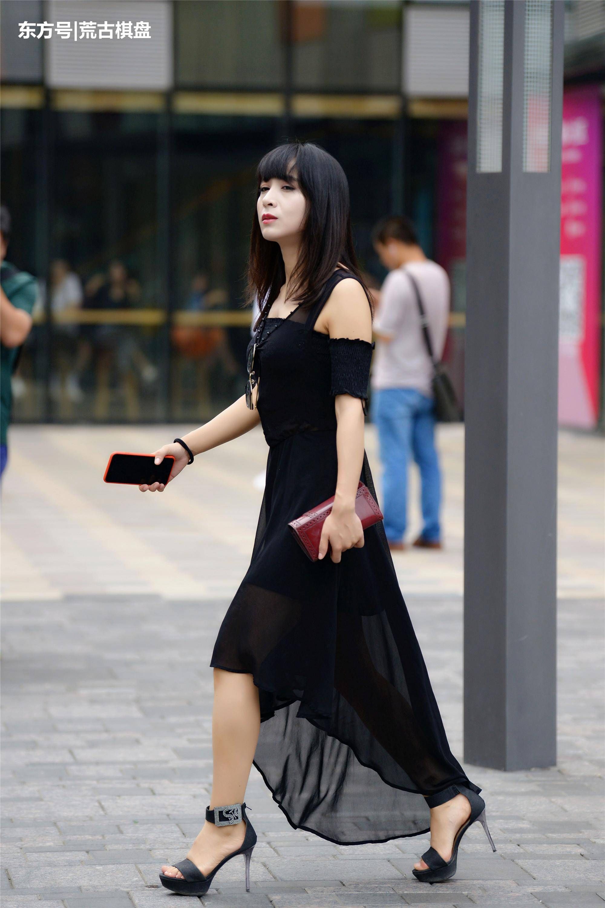 穿着一字带凉鞋的时尚姑娘,为什么都这么的会搭配呢?