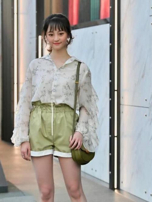  「软玉温香」街拍：软玉温香的美女，一件白色衬衫配浅绿色短裤，时尚清新气质