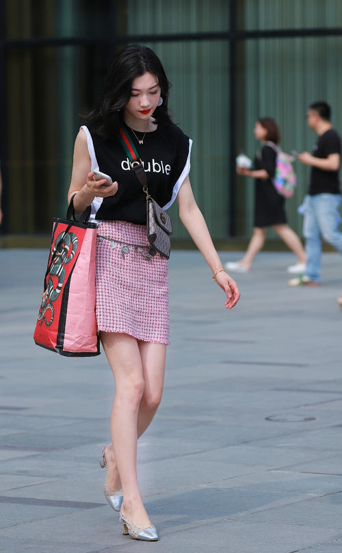 长发飘飘美的像仙女一样的闺蜜俩,身材长相气质都完美的没话说!