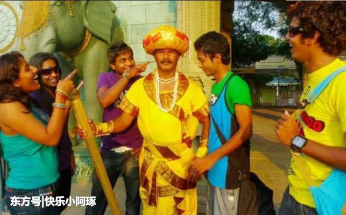 印度富豪雇的门卫，纹丝不动站了32年，谁能让他动奖励1万元