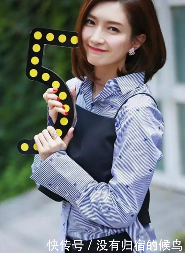 江疏影放大招，衣服仅用两根细绳撑着，网友：差点没认出来！