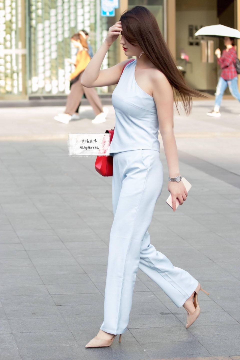 一点点街拍：美女走路英姿飒爽，非常有气质感，身材也很苗条