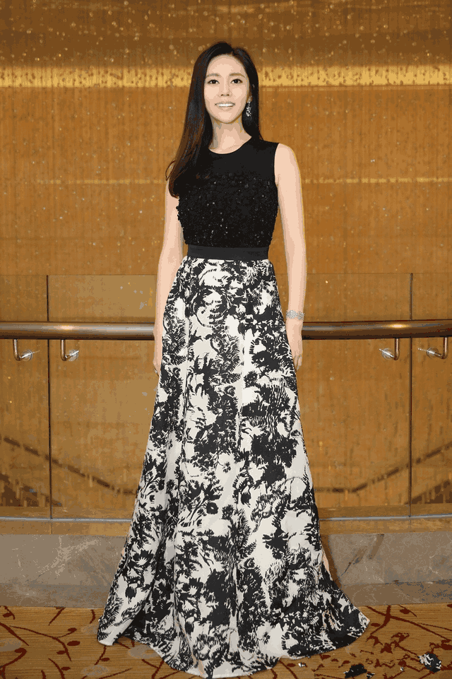 38岁秋瓷炫穿开叉长裙现身, 性感又美艳, 网友直呼: 厉害了于晓光