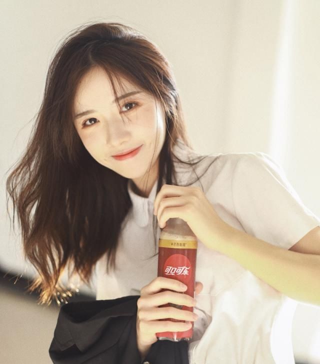 适合单人拍照的9个拍照姿势，自然不做作，拍出各种好看照片