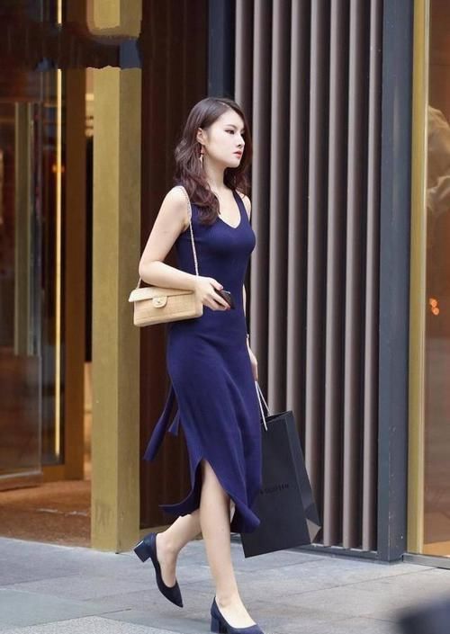 「轻柔」街拍:小姐姐轻柔的长发,素雅的穿搭,给人青春活力的感觉