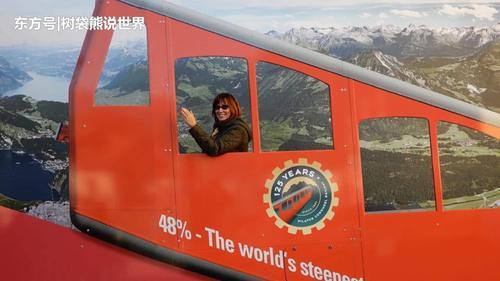 世界上最陡峭的铁路，车身的一半在悬崖外，游客都怕掉下去！