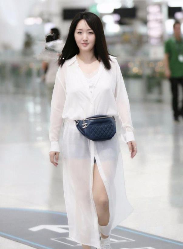 杨钰莹又作妖，短裤内穿成焦点，网友：一般人做不出来的！