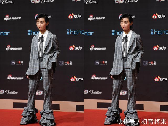 17岁张子枫和21岁关晓彤出席电影红毯，网友：差别太大了！