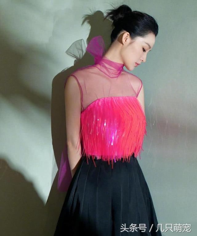 李沁豁出去，把“拉拉队手花”穿成抹胸，上身无语下身却很圈粉